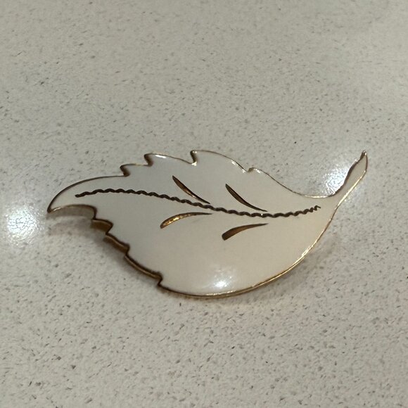 Gorgeous Winter White Enamel Brooch - Picture 3 of 6